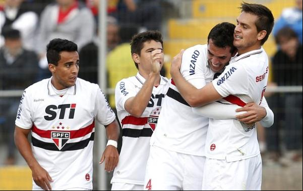 Abraçado por Rhodolfo, Toloi comemora, observado por Jadson e Osvaldo.(Imagem: Agência EFE)