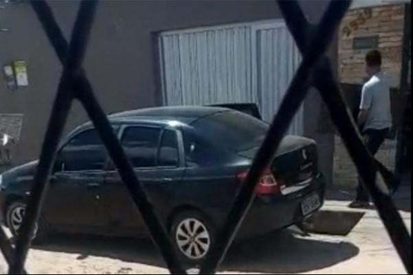 Bandidos abandonam veículo e TV roubados durante jogo da Copa.(Imagem:florianonews.piauiconectado.com)