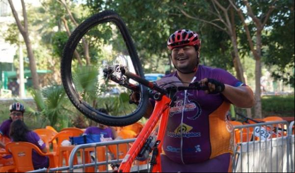 Ciclista de 157kg cai durante competição: