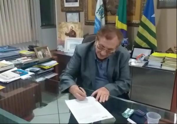 Prefeito Mão Santa assina decreto que entra em vigor a partir desta quinta-feira (26).(Imagem:Divulgação)