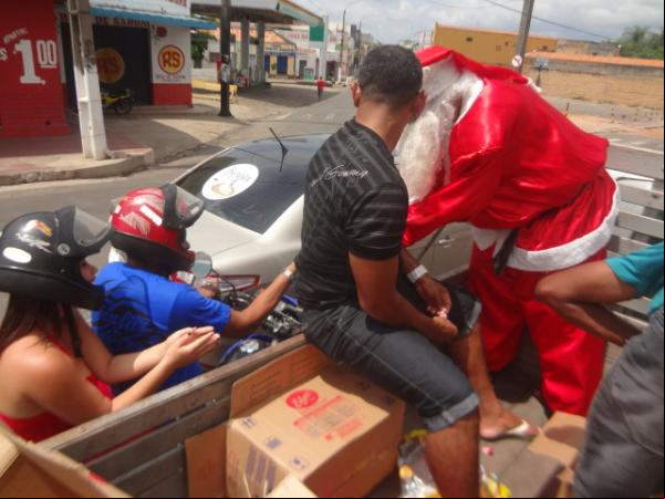 Papai Noel promoveu manhã de alegria com distribuição de bombons em Floriano.(Imagem:FlorianoNews)