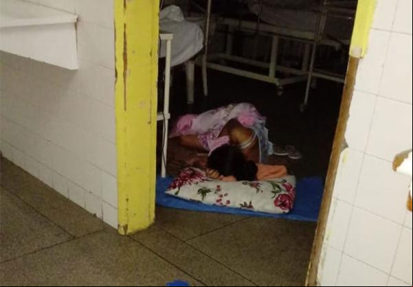 Vídeo: sem ar condicionado e ventilador, mães abanam bebês no Hospital Natan Portela.(Imagem:florianonews.piauiconectado.com)