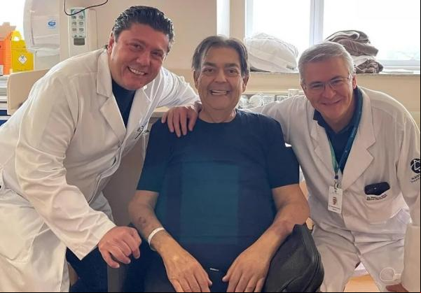 O apresentador Faustão (ao centro) entre os médicos Fábio Gaiotto (à esquerda) e Fernando Bacal.(Imagem:Reprodução/Instagram)