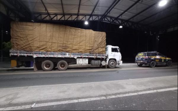 Caminhão que transportava a carga ilegal.(Imagem:PRF)