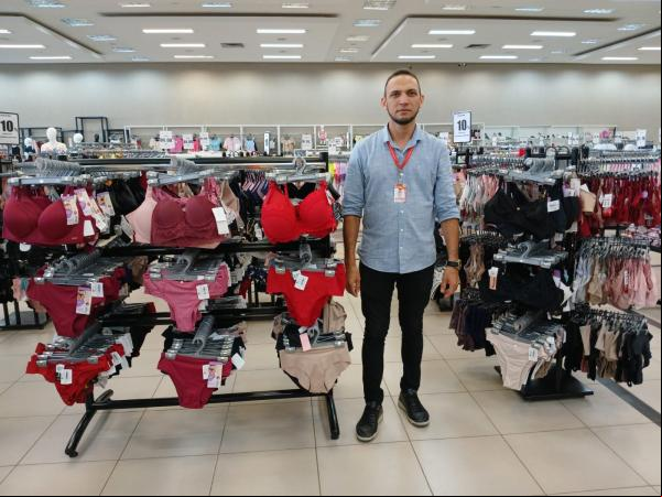 Wagner, chefe do setor de confecções do Armazém Paraíba de Floriano.(Imagem:FlorianoNews)