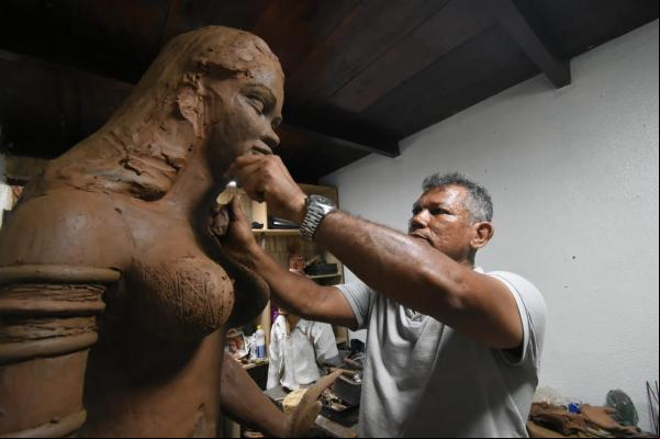Artesão Jean Pimentel. (Imagem: Francisco Leal)