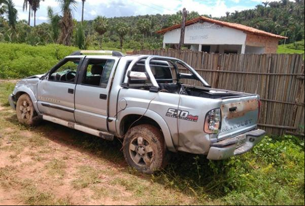 Carro ocupado pela família no momento do acidente.(Imagem:florianonews.piauiconectado.com)