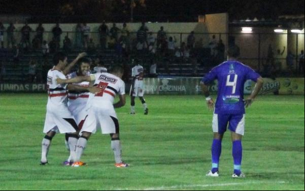 Anderson Kamar comemora gol com jogadores do River-PI.(Imagem:Náyra Macêdo/GLOBOESPORTE.COM)