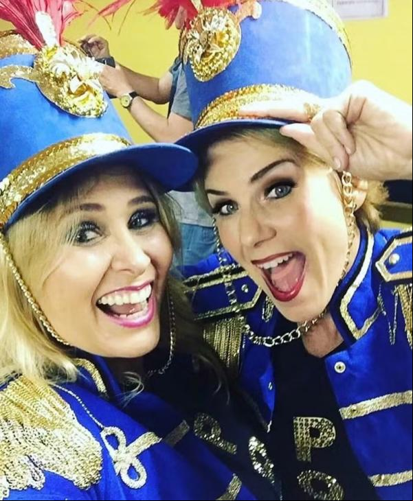 Andréa Sorvetão e Andréa Veiga com uniformes de paquita anos depois de terem saído do posto.(Imagem:Reprodução/Instagram)