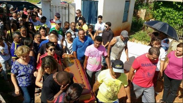 Corpo do ex-jogador Leonardo é sepultado no Piauí.(Imagem:Riachãonet)