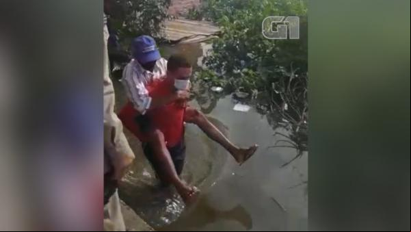 Idoso fica ilhado após chuva e é resgatado pelo Corpo de Bombeiros, em Teresina(Imagem:Reprodução)