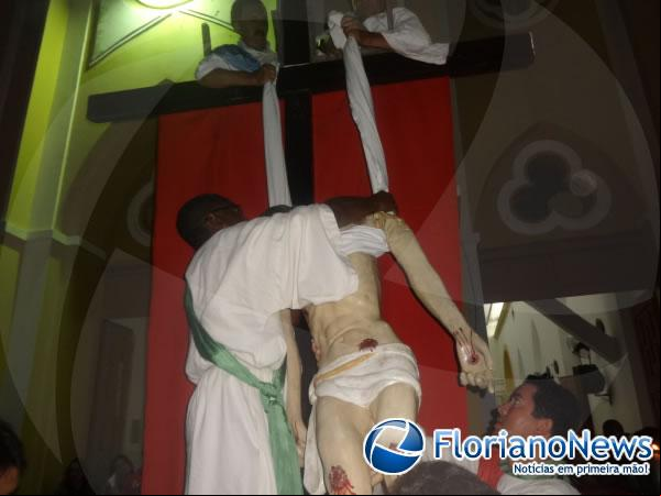 Católicos florianenses participaram da Ação Litúrgica da Paixão do Senhor.(Imagem:FlorianoNews)