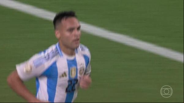 Aos 6 min do 2º tempo da prorrogação - gol de dentro da área de Lautaro Martínez da Argentina contra a Colômbia(Imagem:Reprodução)