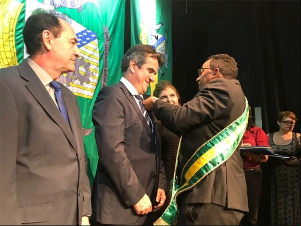 Ciro Nogueira recebe homenagem em solenidade pelos 120 anos de Floriano.(Imagem:florianonews.piauiconectado.com)
