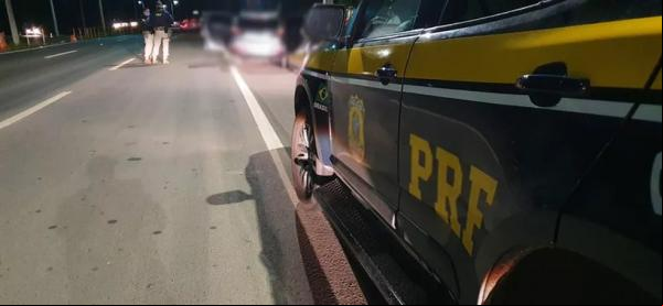 Dois são presos em flagrante ao tentar roubar carro com criança dentro e trocar tiros com a PRF em Teresina.(Imagem:Divulgação /PRF-PI)