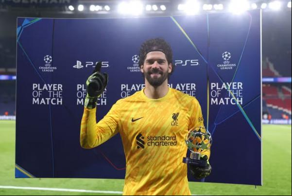 Com nove defesas difíceis no jogo, goleiro brasileiro garante a vantagem do Liverpool no jogo de volta e vence o prêmio de melhor em campo.(Imagem:Adam Davy/PA Images via Getty Images)