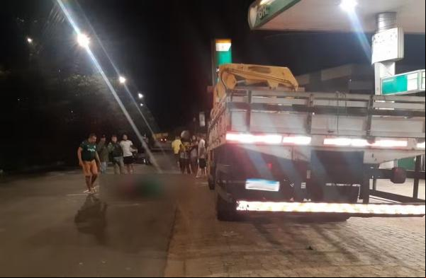 Motociclista morre após bater na traseira de caminhão estacionado na Zona Sul de Teresina.(Imagem:Divulgação/PRF)