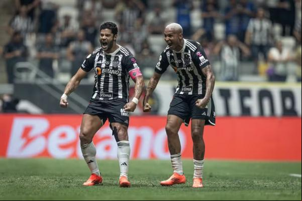 Hulk e Deyverson comemoram um dos gols do Atlético-MG diante do Grêmio.(Imagem:Pedro Souza)