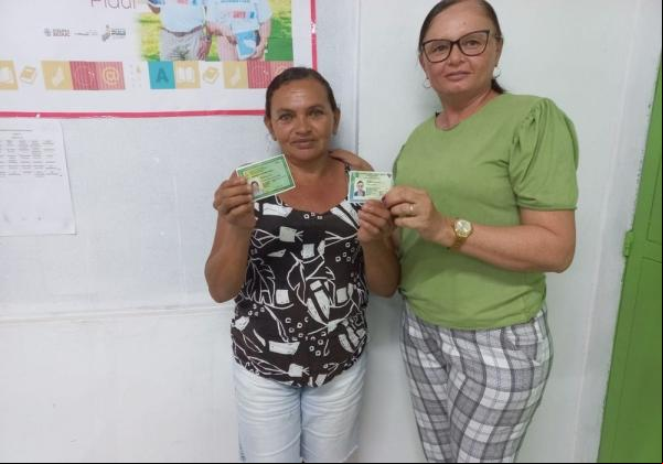 Graças ao Programa Alfabetiza Piauí, Dona Domingas é mais uma das milhares de pessoas que estão descobrindo o poder da educação por meio das habilidades da escrita e da leitura.(Imagem:Divulgação)