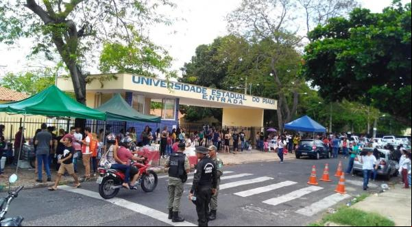 ENEM 2019 - DOMINGO (3) ? TERESINA (PI) ? Candidatos chegam cedo para prova do Enem na Universidade Estadual do Piauí, em Teresina.(Imagem:Andrê Nascimento / G1 PI)