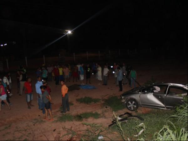 Motoristas do carro de eio morreu no local.(Imagem:Ellyo Teixeira/G1)