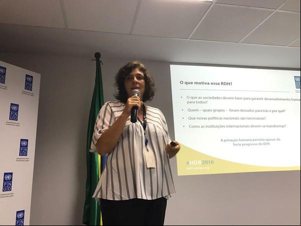 A coordenadora do Relatório de Desenvolvimento Humano no Brasil, Andréa Bolzon, durante entrevista coletiva em Brasília (Imagem: Filipe Matoso/G1)