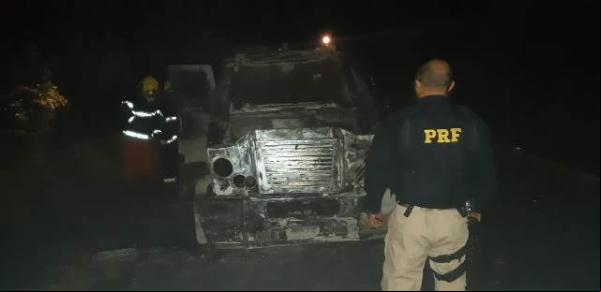 PRF atende incêndio na BR 343.(Imagem:PRF)
