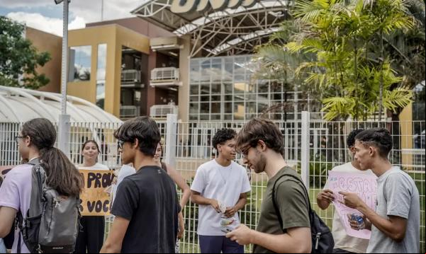 Mais de 2,6 milhões de estudantes fizeram a prova neste domingo.(Imagem:Rafa Neddermeyer/Agência Brasil)