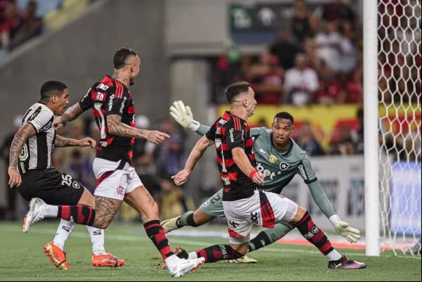 Léo Ortiz faz o gol da vitória do Flamengo contra o Botafogo.(Imagem:Gilvan de Souza & Paula Reis / CRF)