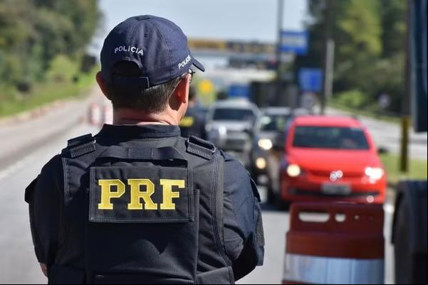 Agente da PRF durante Operação Semana Santa em MS.(Imagem:PRF)
