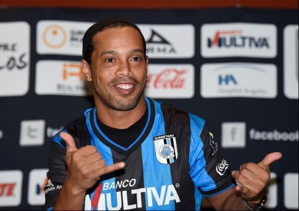 Ronaldinho mostra seu gesto característico durante a apresentação no México.(Imagem:AFP)