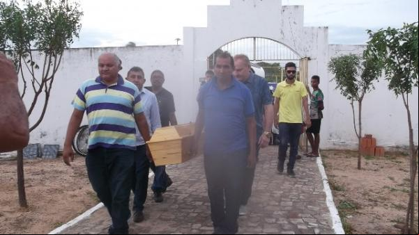 Amigos acompanham sepultamento do Cronista Social Hayalla.(Imagem:FlorianoNews)