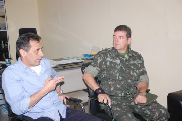 Prefeito Gilberto Júnior recebe representantes da Junta Militar em seu gabinete.(Imagem:Waldemir Miranda)