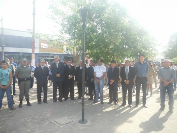 Hasteamento de bandeiras assinala abertura da Semana da Pátria em Floriano.(Imagem:FlorianoNews)