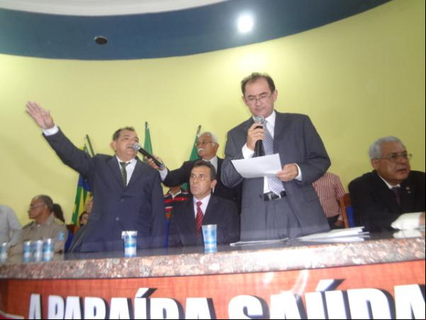Gilberto Júnior tomou posse da prefeitura de Floriano.(Imagem:FlorianoNews)