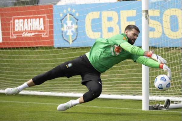 Alisson foi a campo para treinamento nesta quinta-feira, na Granja Comary.(Imagem: Lucas Figueiredo/CBF)