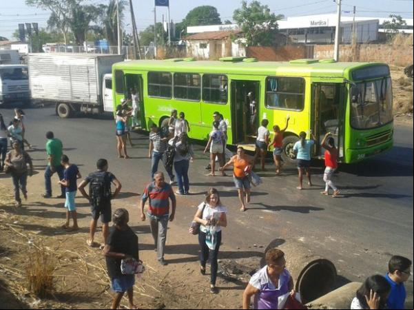 Ônibus foi parado e ageiros obrigados a descer na BR-316.(Imagem:Gustavo Almeida/G1)