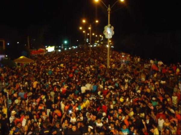 Arrastão leva milhares de pessoas à Avenida Beira-rio, em Floriano.(Imagem:FlorianoNews)