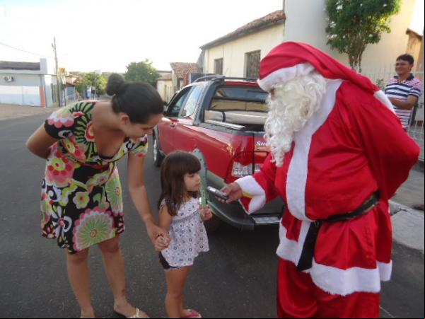 Papai Noel e parceiros distribuem bombons às crianças de Barão de Grajaú.(Imagem:FlorianoNews)