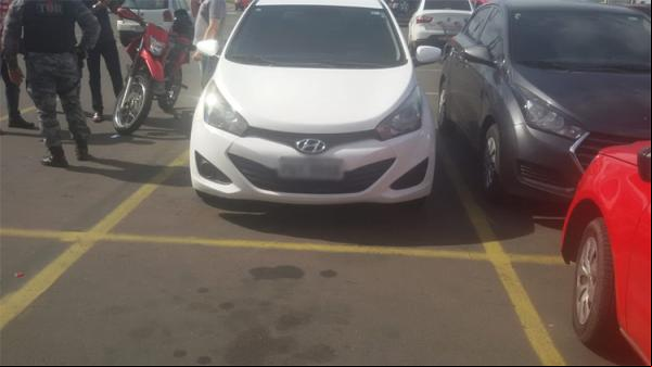 Bandidos roubam carros e abandonam em supermercados(Imagem:Polícia Militar)