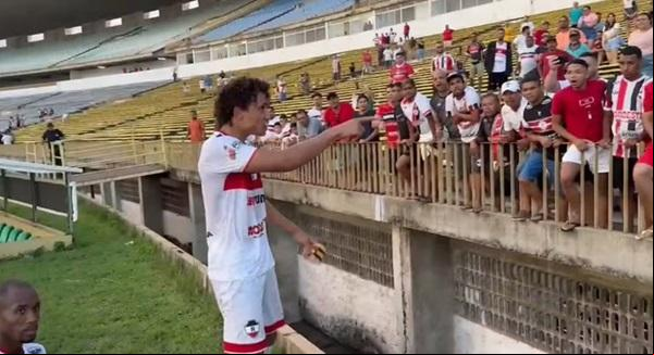 Meia do River-PI é contido por policiais e jogadores após bate-boca com torcida(Imagem: Julio Costa)