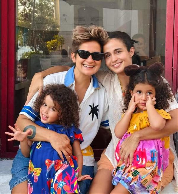 Lan Lahn e Nanda Costa posam com as gêmeas.(Imagem:Reprodução/Instagram)