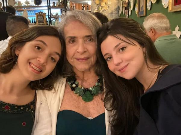 Betty Faria entre as netas, Giulia e Valentina.(Imagem:Reprodução/Instagram)