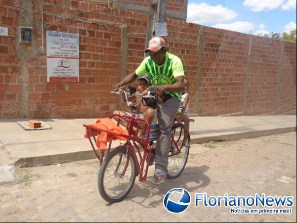Vereador faz doação de bicicleta para trabalhador.(Imagem:FlorianoNews)