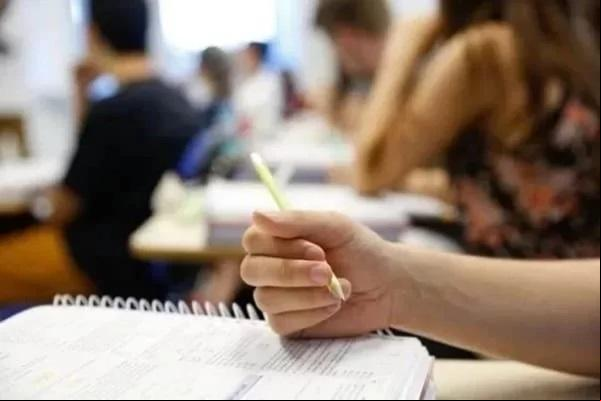 Candidatos deverão ar o site do NU para conferir as notas finais das provas objetivas e as notas preliminares da discursiva e da redação.(Imagem:Reprodução/NSC Total Metrópoles)