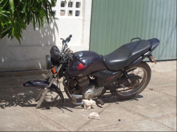 Polícia encontra motocicleta abandonada às margens do Rio Parnaíba, em Floriano.(Imagem:FlorianoNews)