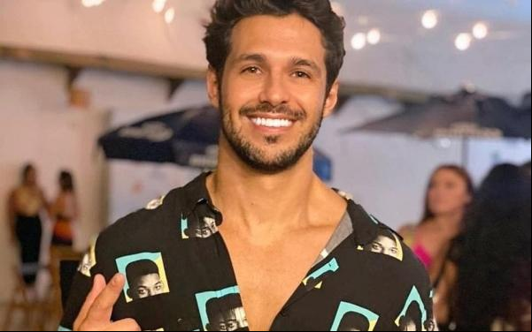 Rodrigo se arrepende de flerte com Laís e selinho em Natália e Maria no BBB(Imagem:Reprodução)