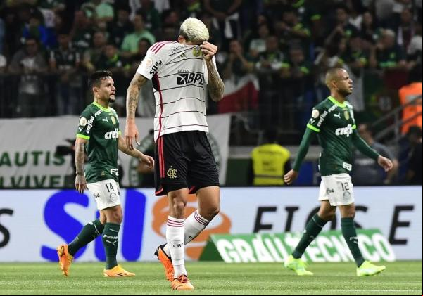 Pedro, do Flamengo, encobre rosto após sentir gás de pimenta: último jogo como titular.(Imagem:Marcos Ribolli )