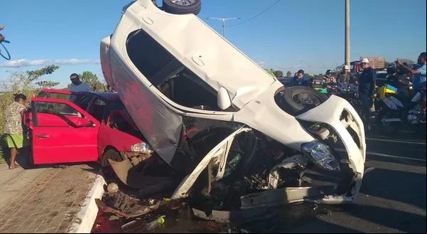 Motorista perde controle da direção, invade pista contrária e colide com dois carros.(Imagem:Pedro Vitor/g1 Piauí)