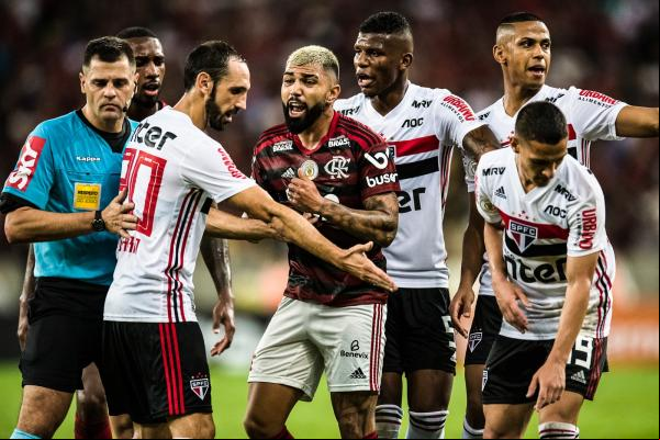 Juanfran reclama com Gabigol em Flamengo x São Paulo.(Imagem:Jorge R Jorge/BP Filmes)